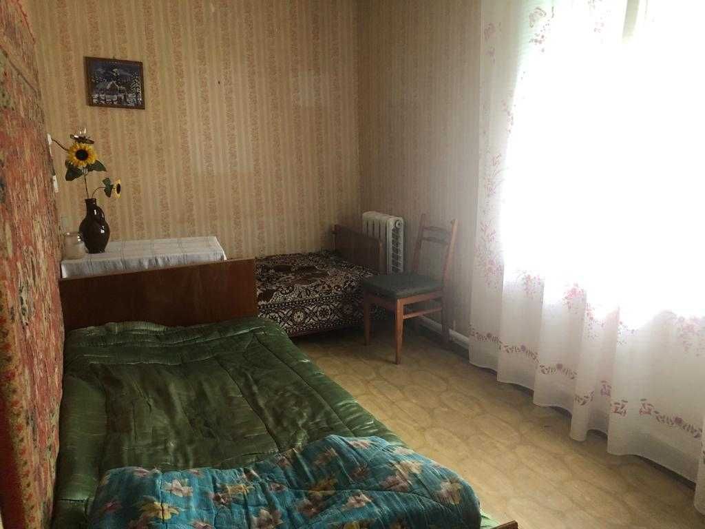 Будинок на березі річки.