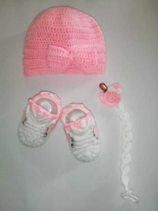 Conjunto gorro, sapatinho e porta chupeta