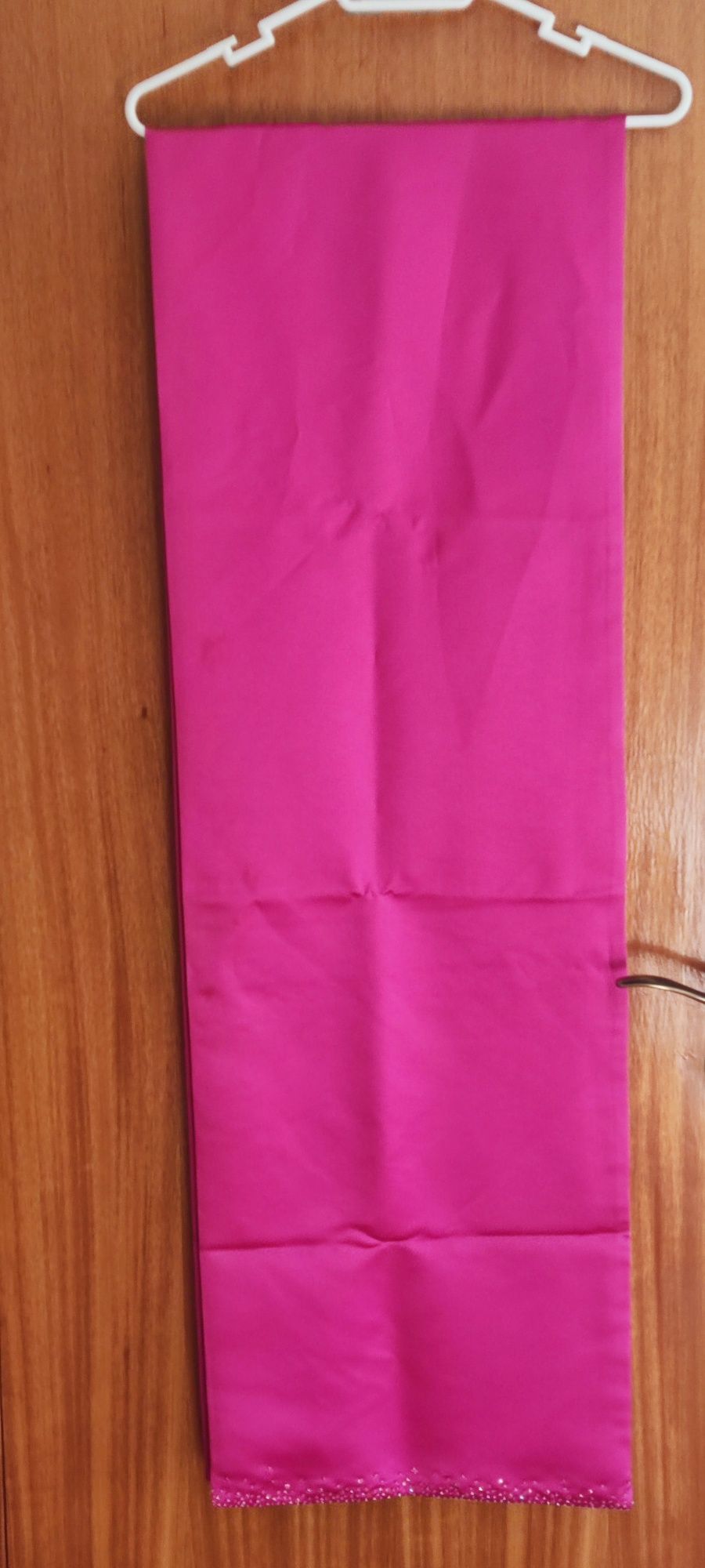 Vestido de cerimónia de alças, comprido e rosa com aplicos