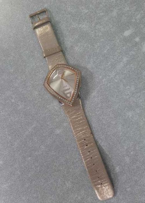 Relógio GUESS dourado