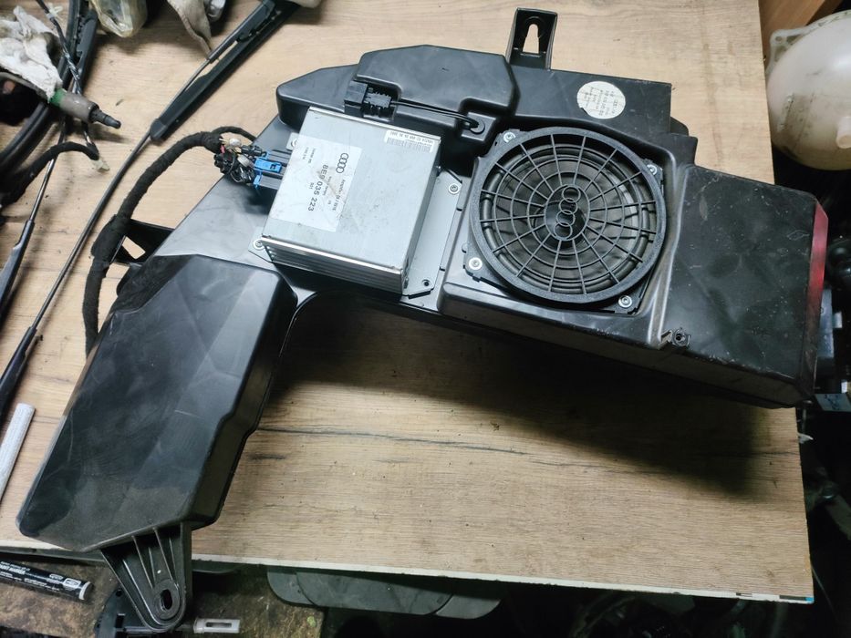 Audi A4 B6 subwoofer kombi wmacniacz