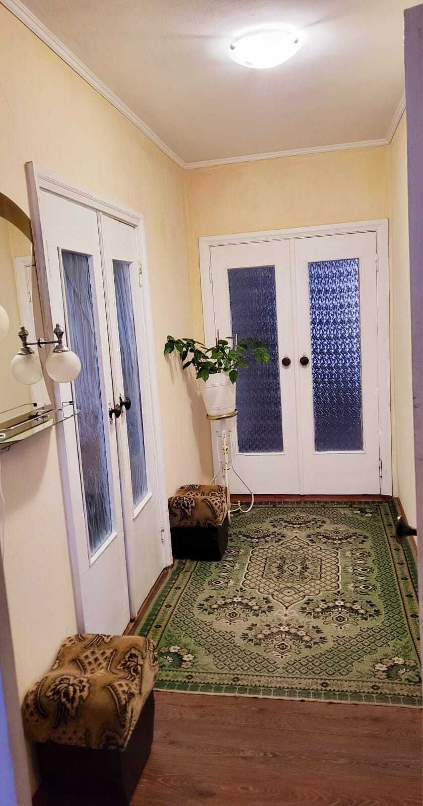 р Теплий будинок з гаражем і садом, автономне газове опалення