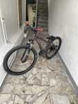 Bicicleta aro 27.5cor cinzenta peneu maxxis tudo em bom estado