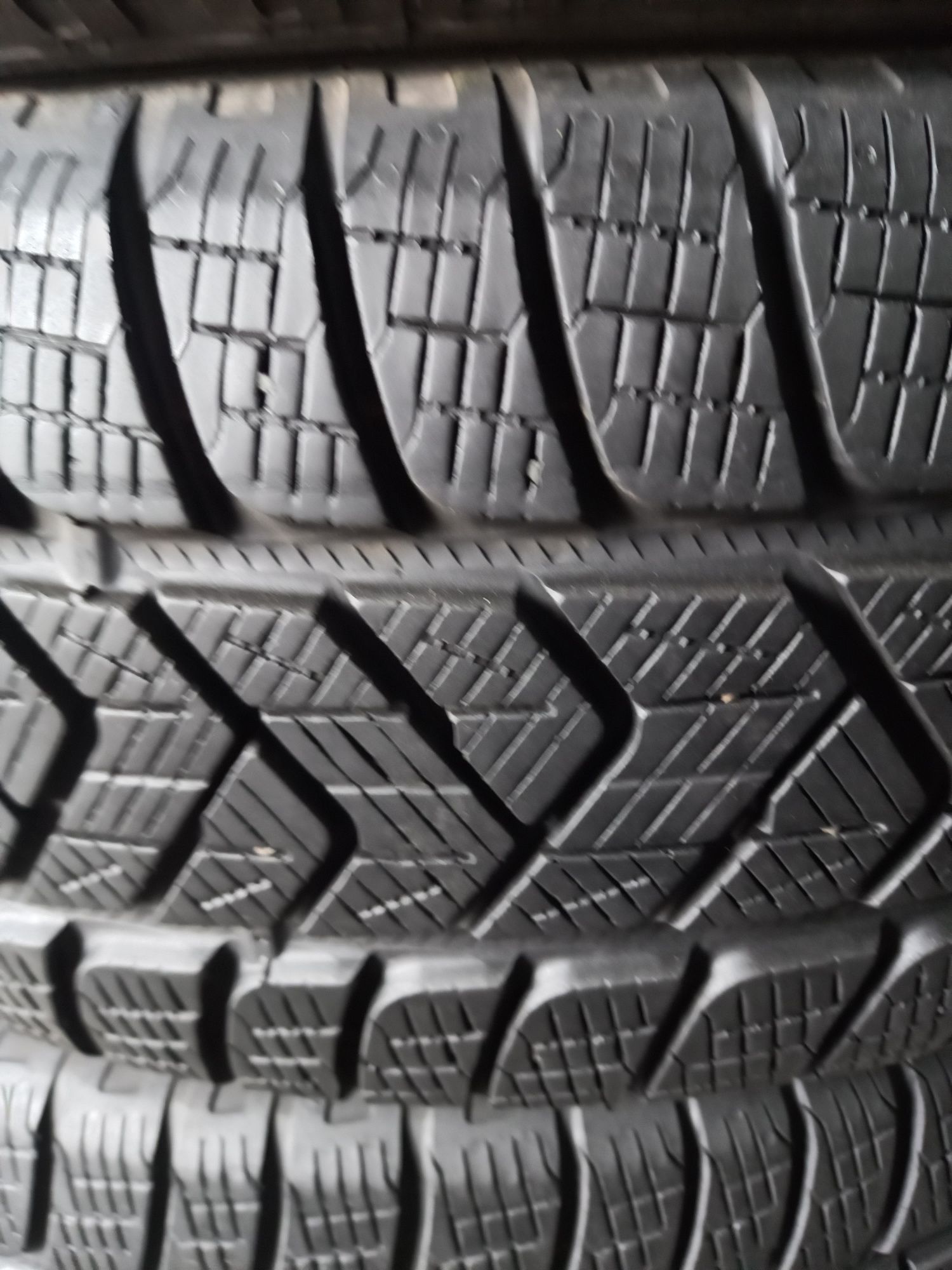 Opony używane 215/65/17 pirelli 4x6 mm 2020 rok prod