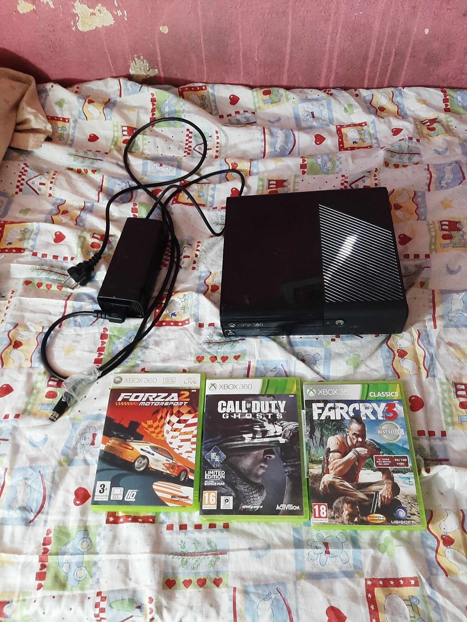 Vendo consola xbox 360 slim com jogos so sem comando