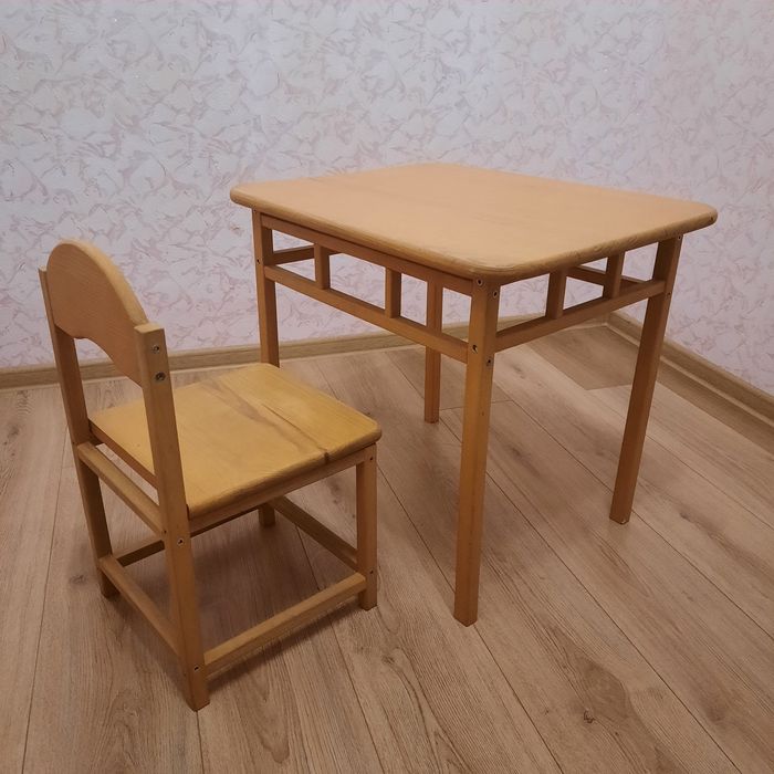 Дитячий стіл та стілець