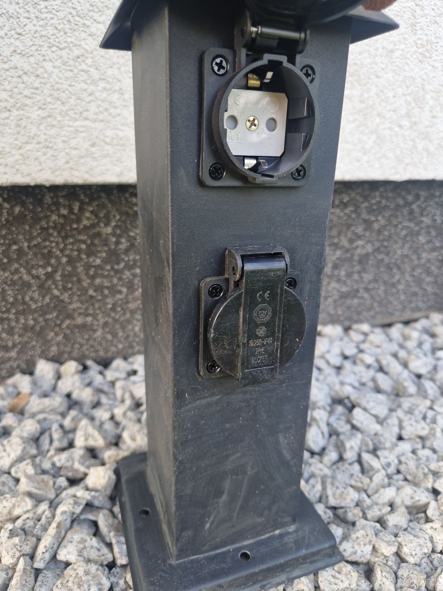 Ogrodowy zewnetrzny słupek gniazdo  elektryczne