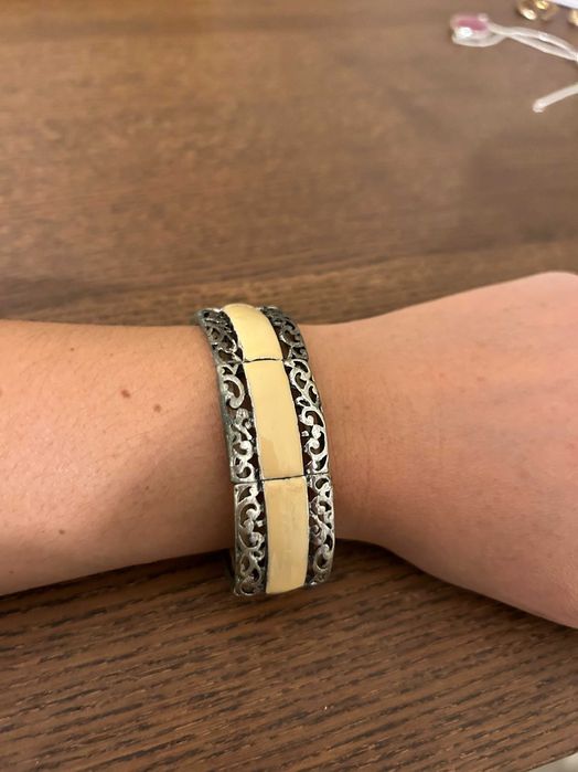 Pulseira bege e metal