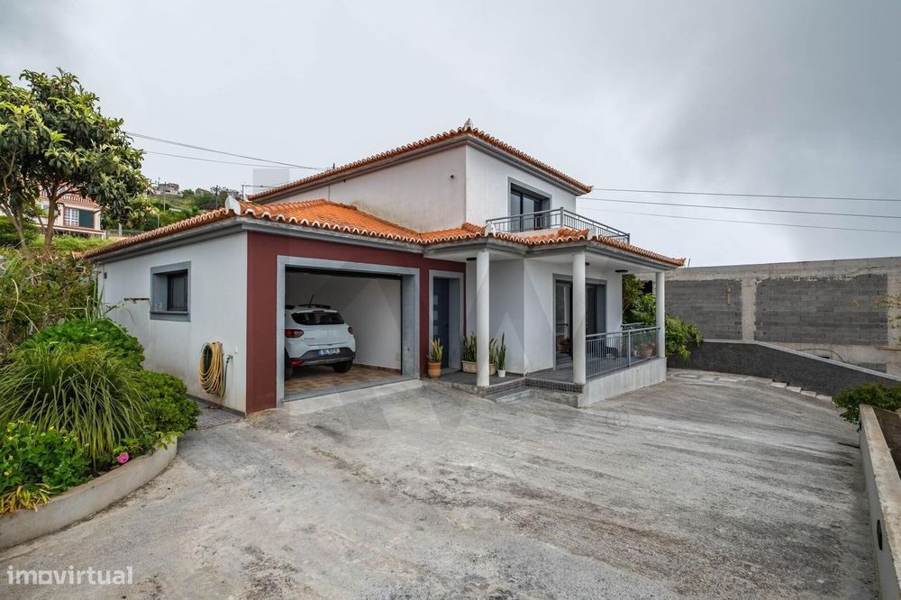 Moradia T4 no Arco da Calheta – Excelente Oportunidade de Investimento