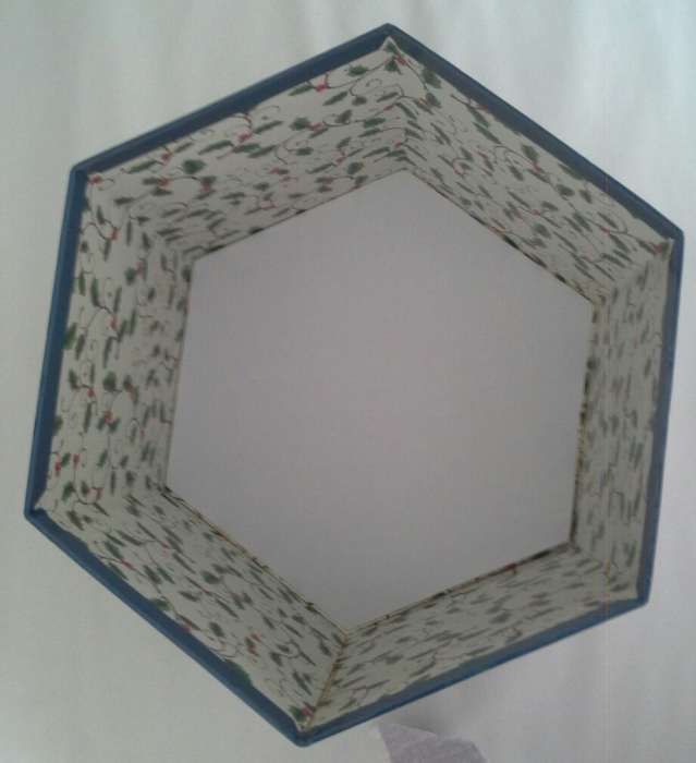 Caixa hexagonal com motivos de natal