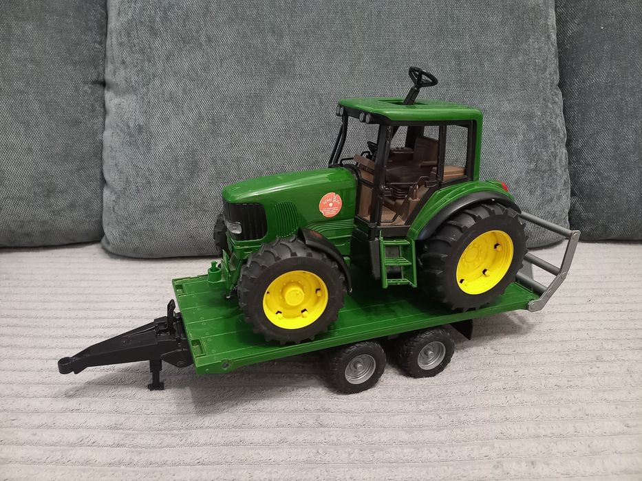 Трактор John Deere з причепом для перевозки від Bruder