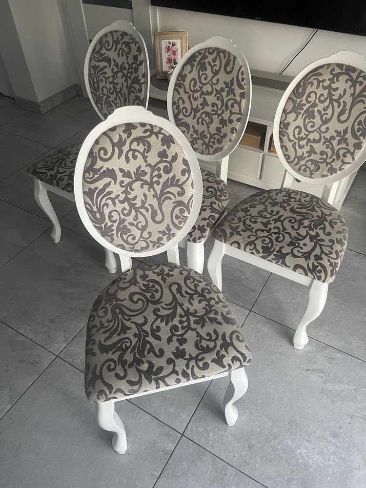 Krzesła drewniane glamour białe. Wzór szaro beżowy