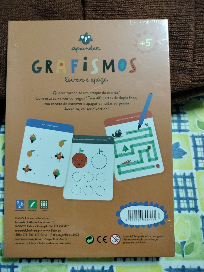 Livro de grafismos, escreve e apaga.