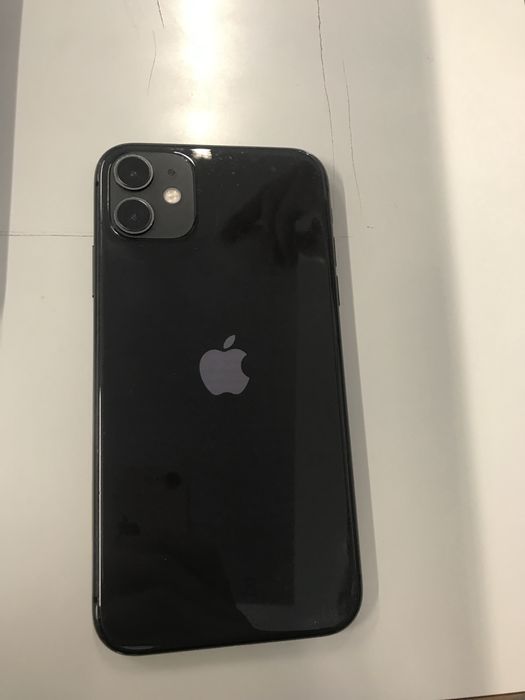 Iphone 11 preto com um pequeno risco na tela