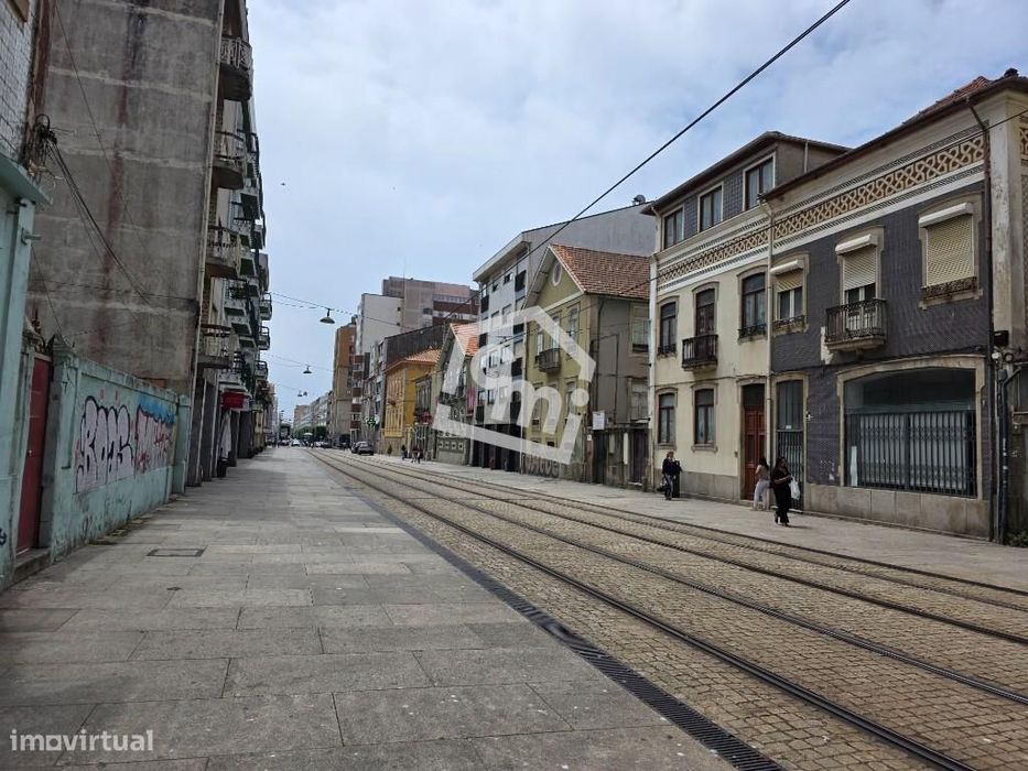 Loja ampla na Rua Brito Capelo para Comércio ou Serviços