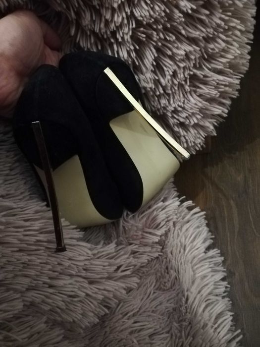Buty szpilki na obcasie czarne ze złotym obcasem