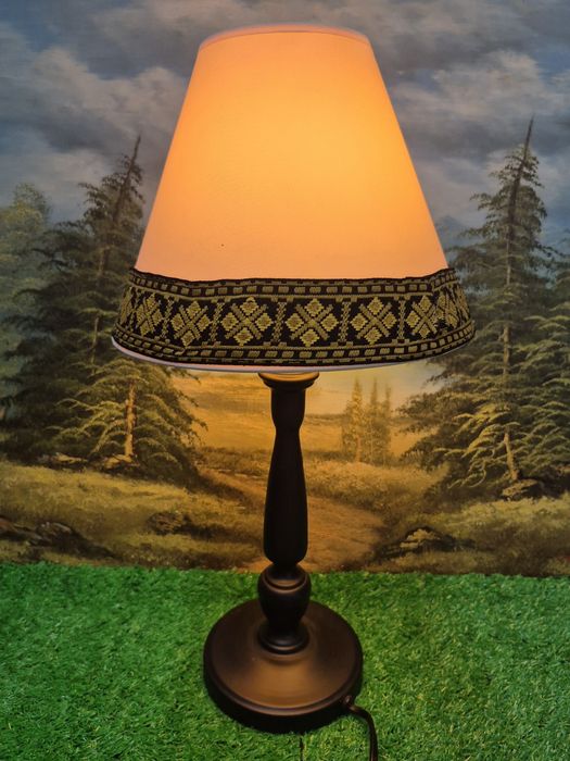 Lampka nocna z metalową podstawą