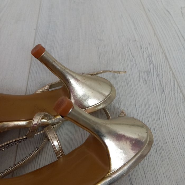 Luksusowe złote sandałki szpilki oryginalne Casandra sandały obcasie