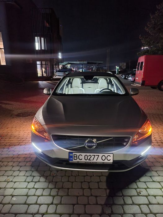 Volvo V60 2016 2.0. Бензин