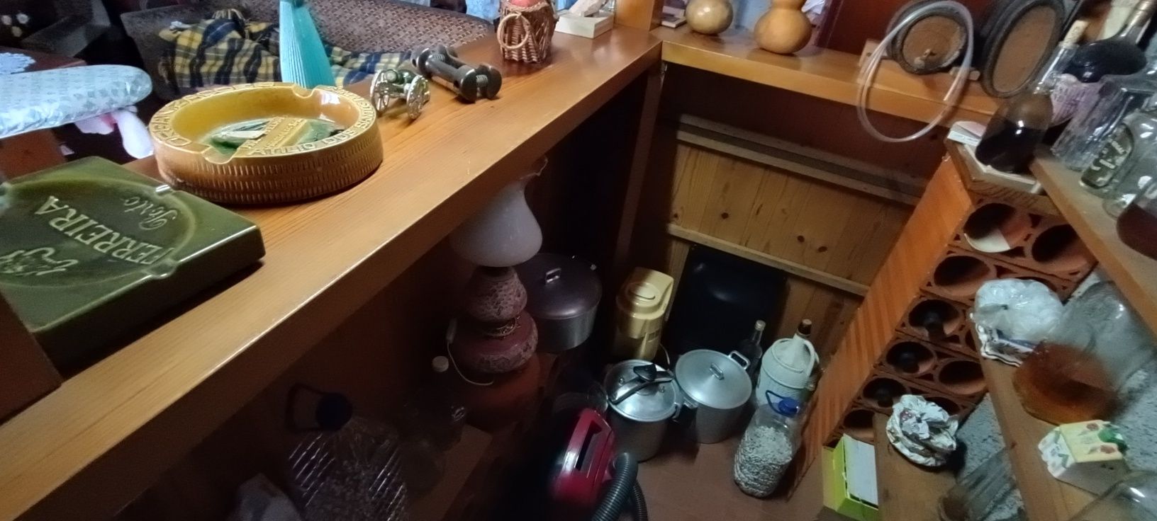 Bar de sala em madeira e telha