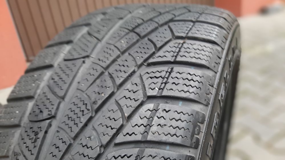 Opony zimowe 225/45/17 Pirellii