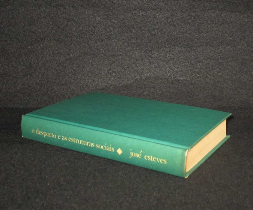 Livro O Desporto e as estruturas sociais José Esteves
