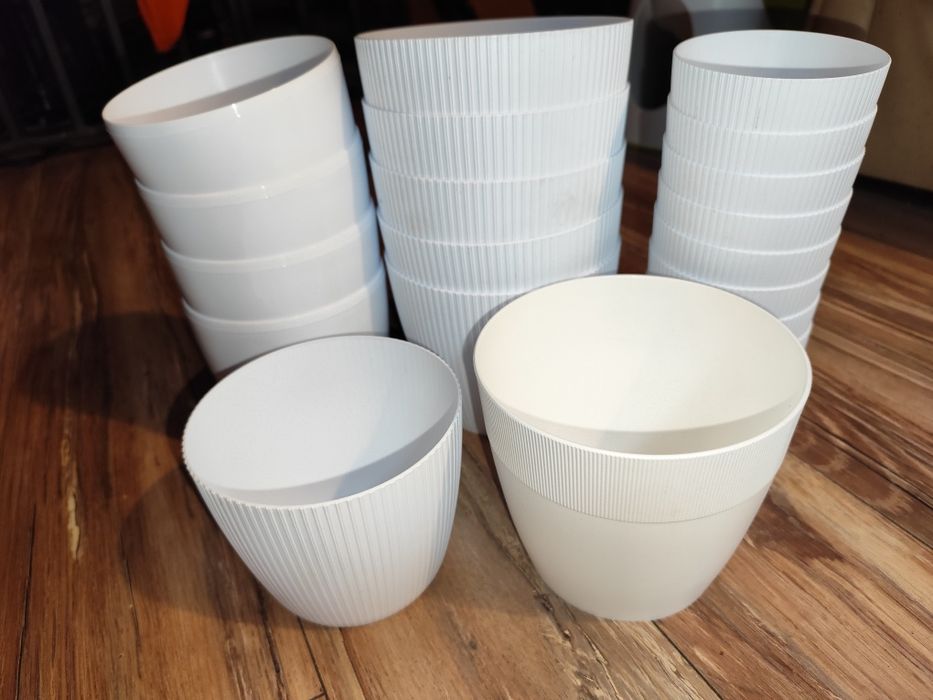 Doniczki osłonki białe beżowe plastikowe Lamela zestaw 20 osłonek