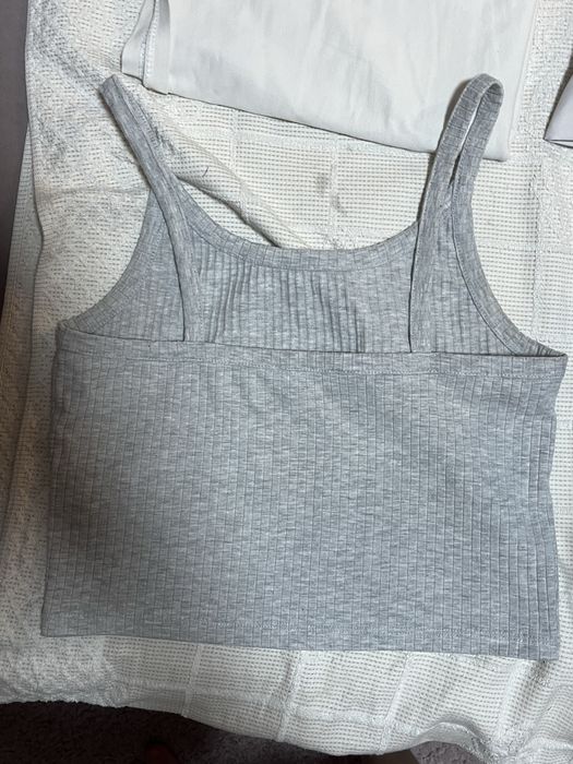 Сірий топ на брителях