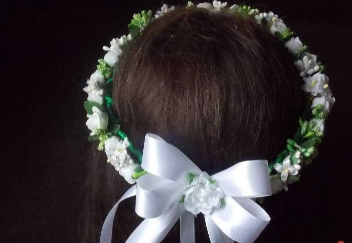 Wianek komunijny , sztuczne kwiaty + drewniany topper na tort