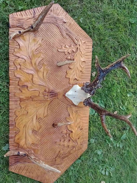 Продається  натуральні оленячі роги у деревʼяних різьблених підставках