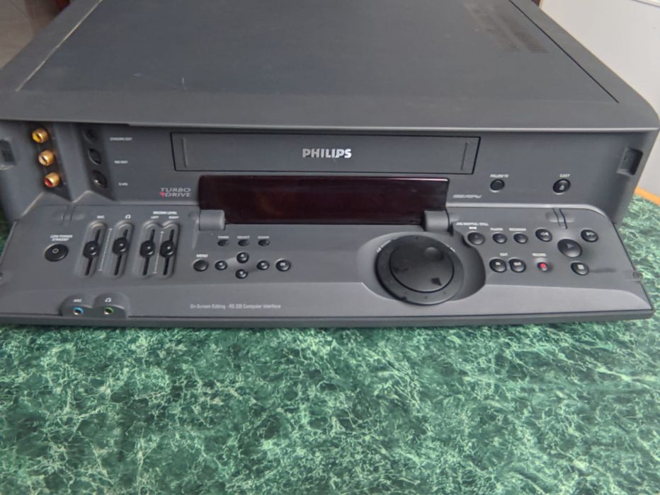 Продам відеомагнітофон на касети  Philips VR969