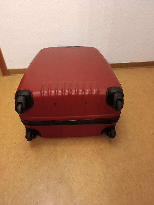 Пластиковый чемодан ,большой- 65*46*30см