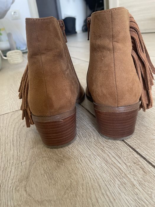 Жіночі черевики-козаки