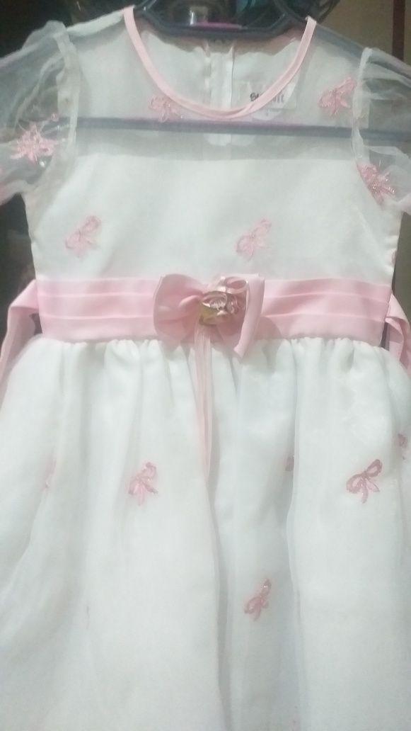 Sukienka bialo różowa.pieknie ozdobiona kokardkami biały tiyl