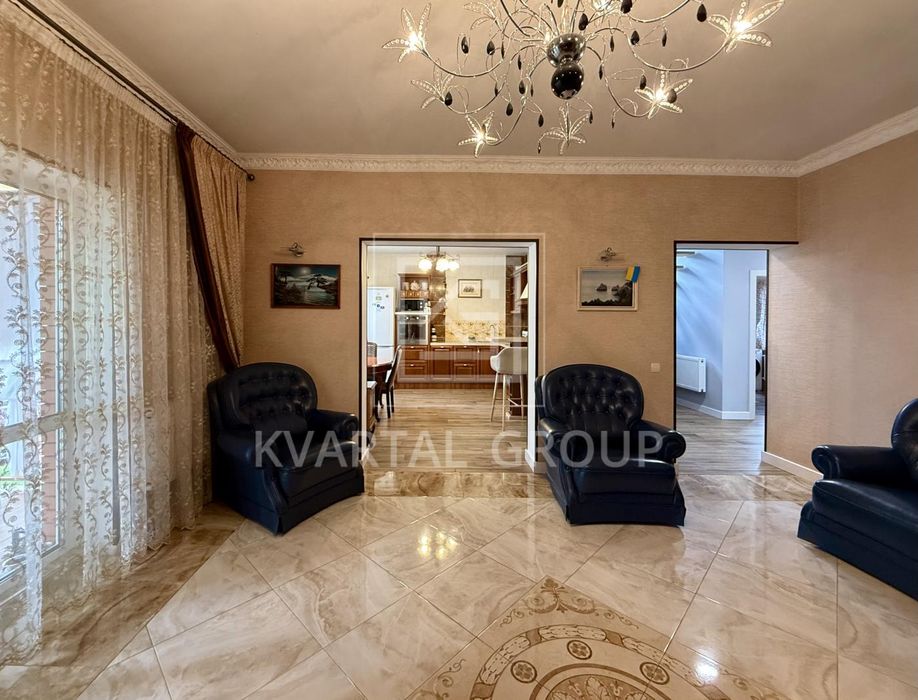 Будинок з новим ремонтом у центрі Гостомеля — укомплектований