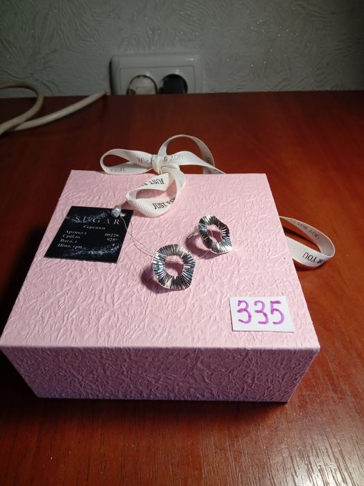 Подарйте срібні сережки жінкам 925 пр