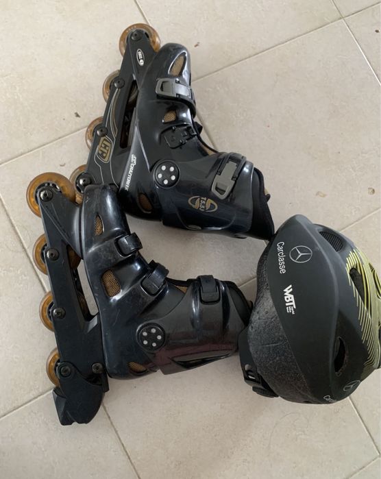 patins em linha e capacete conjunto