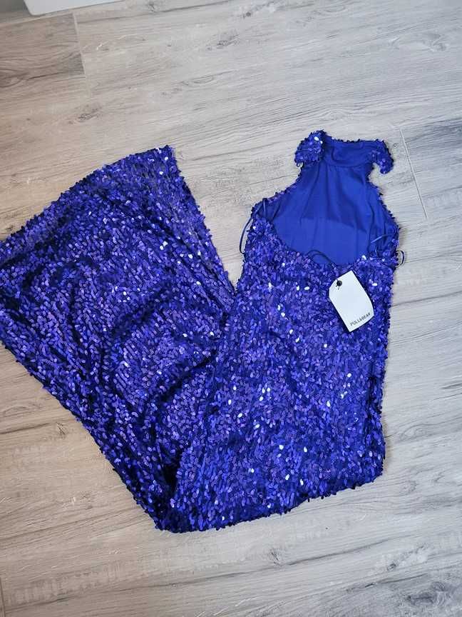 Cekinowa sukienka midi z odkrytymi plecami rozcięcie halter cekiny