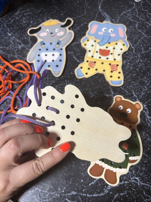 Деревʼяна іграшка шнурівка