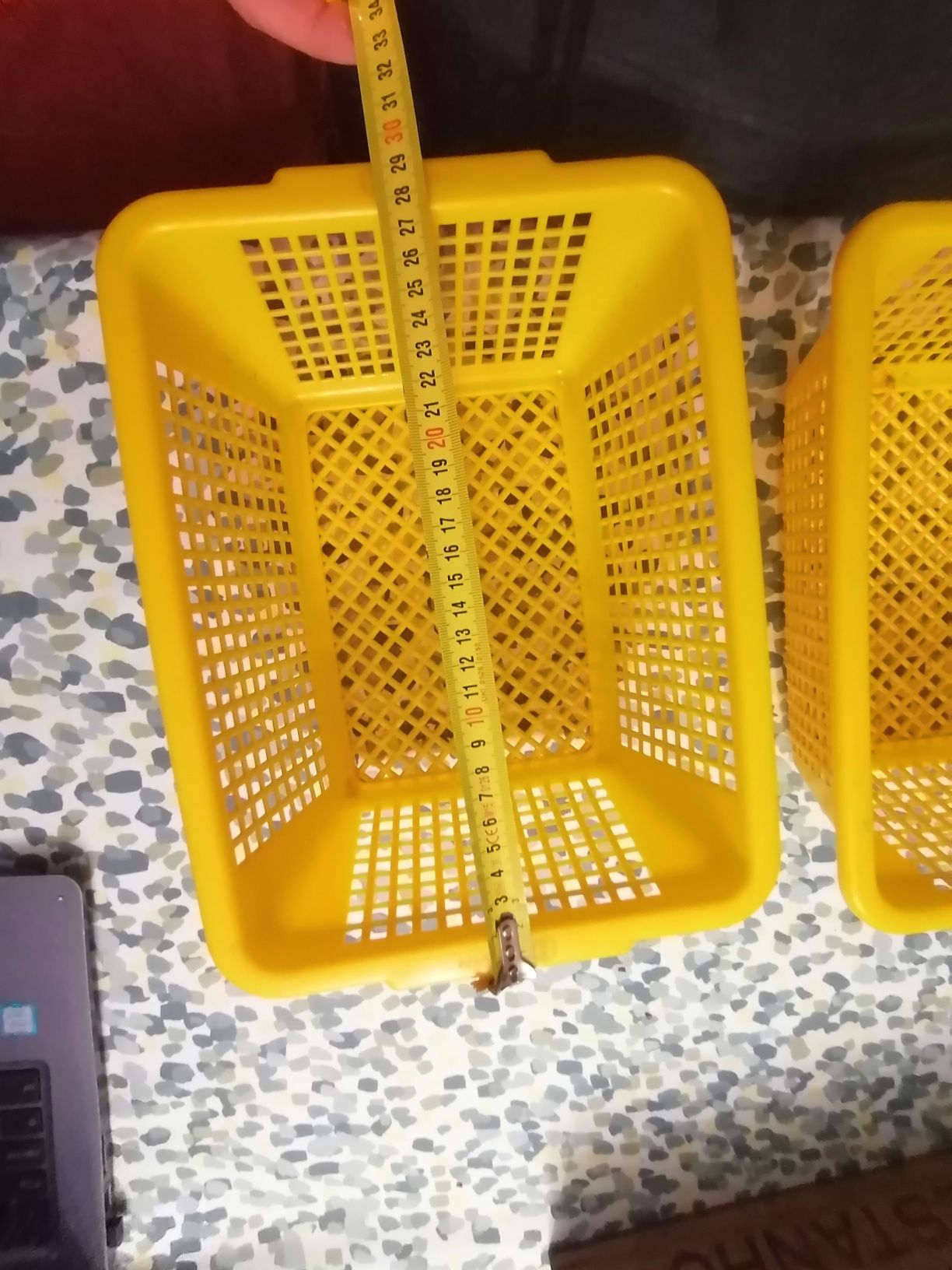 Três Cestos de plástico. Ver outra foto
