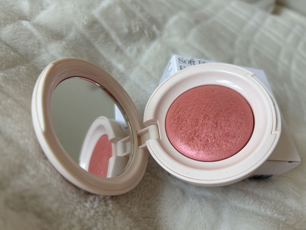 Rare Beauty soft luminous powder blush kolor happy