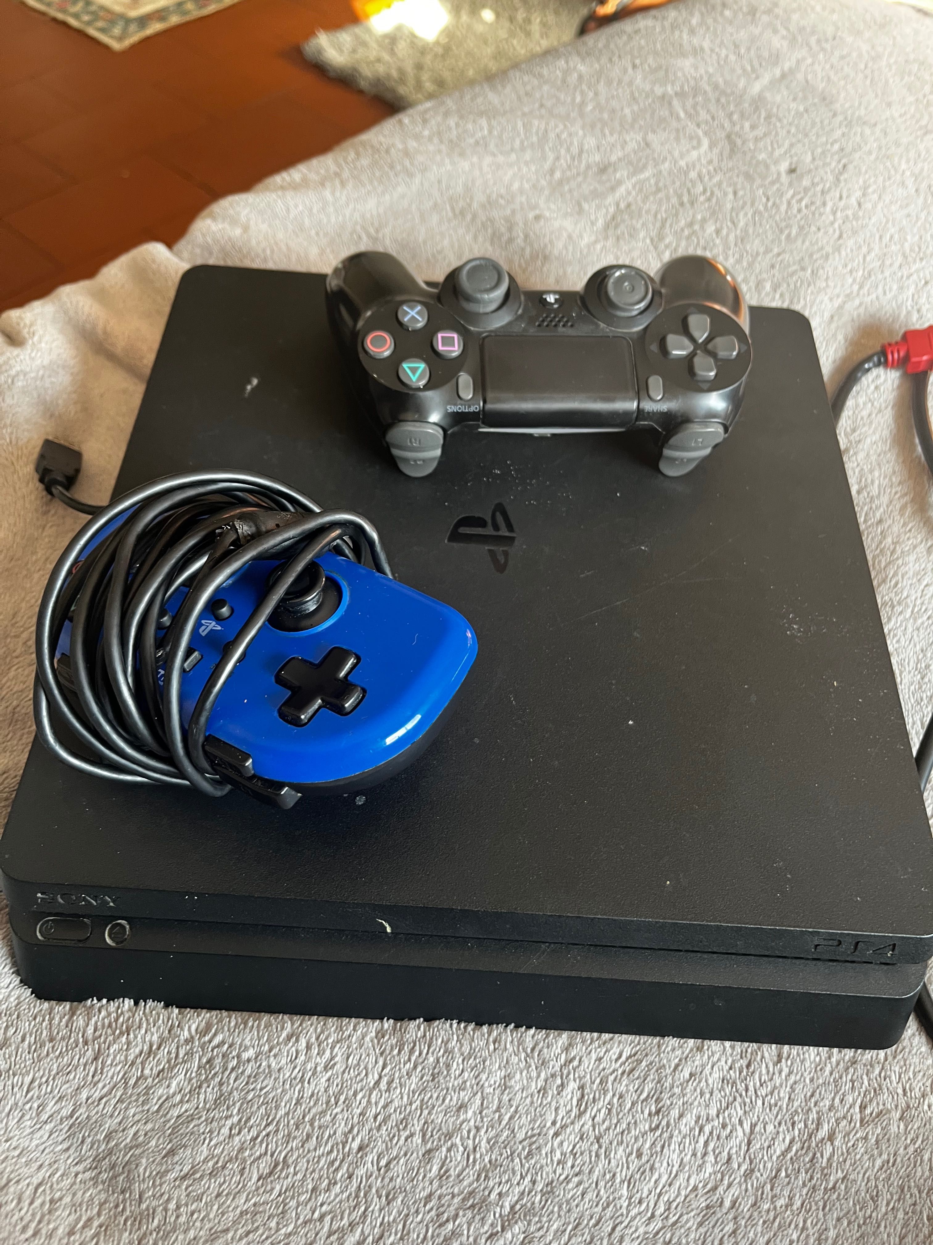 PS4 em bom estado com 2 comados e todos os cabos