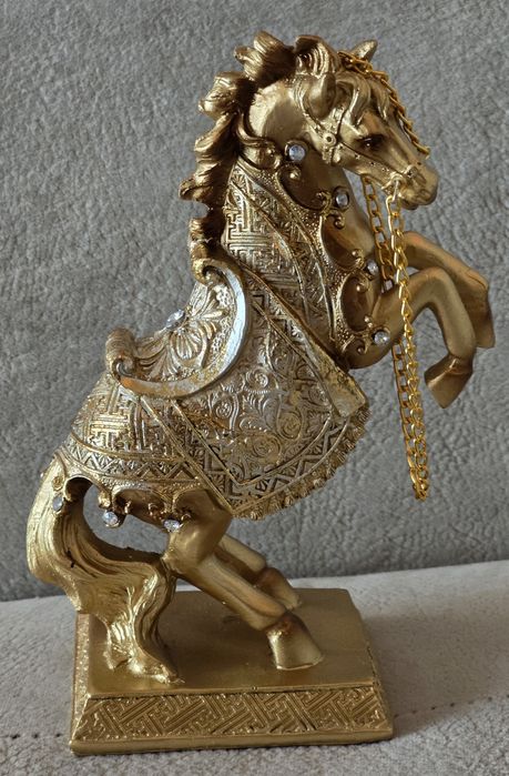 Piękna bogatozdobiona cyrkoniami figurka konia arabskiego. NOWA. Koń.