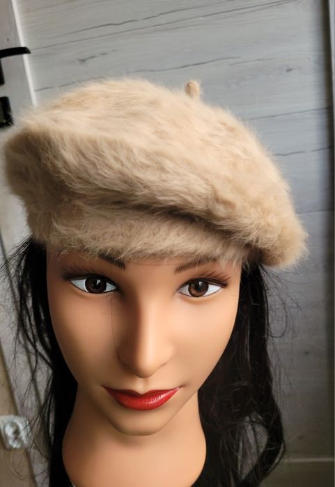Śliczny beret włochaty beżowy