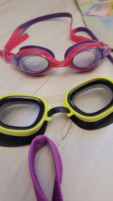 Zestaw plażowiczki, kostiumy kąpielowe, czapki, okulary