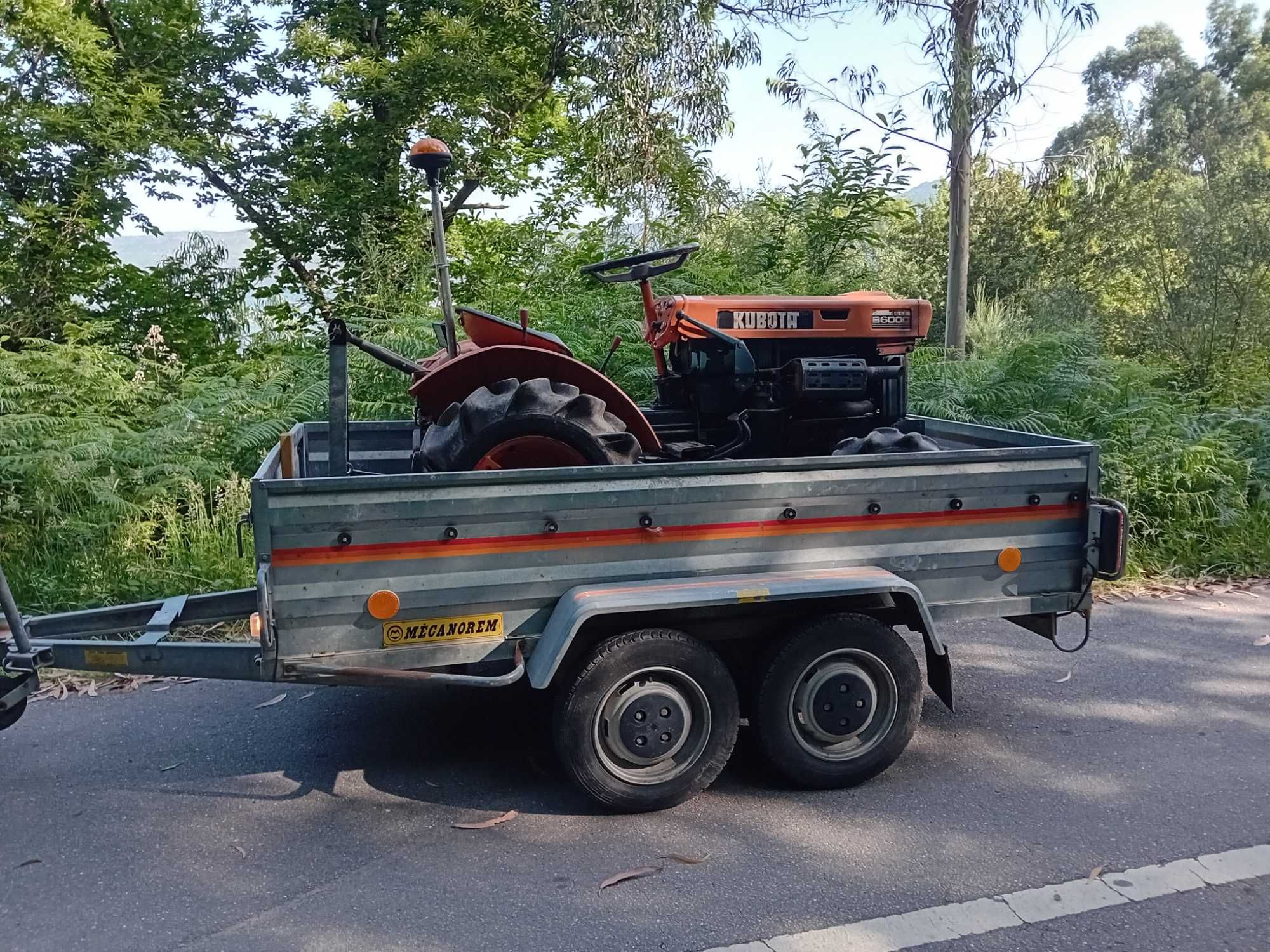Trator kubota b6000 com capinadeira