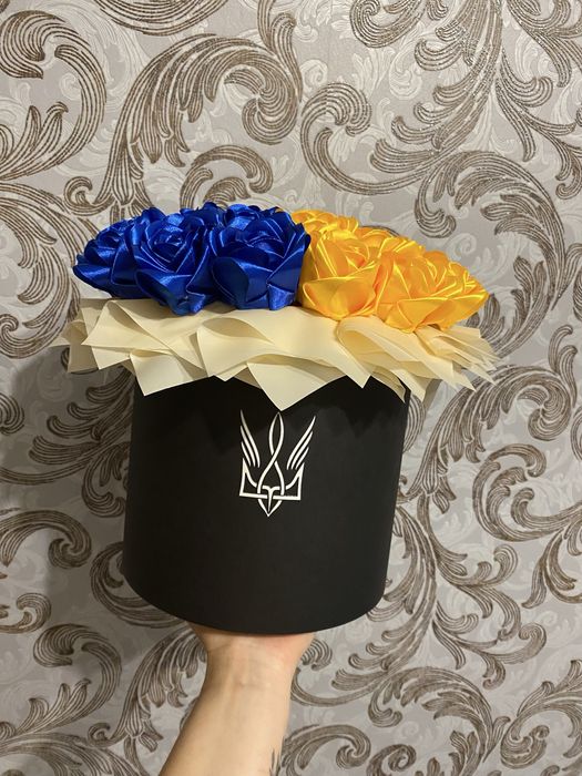 Квіти з атласної стрічки в наявності