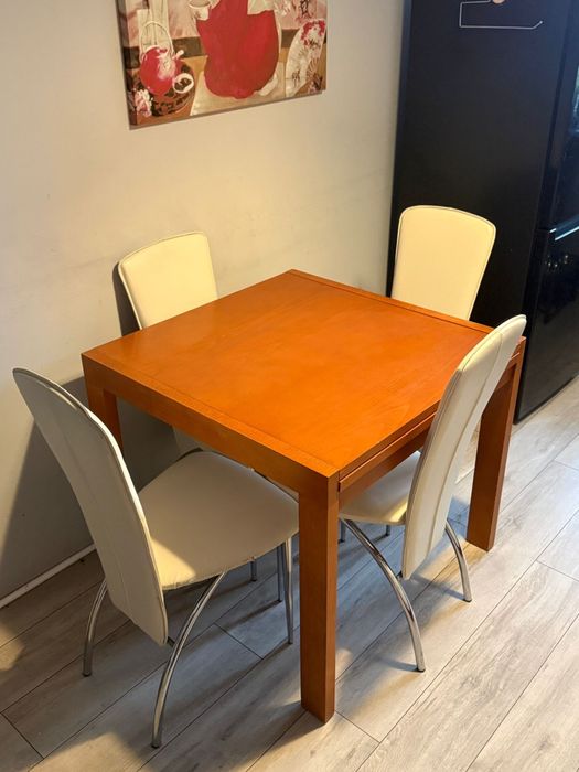 Stół rozkladany z krzesłami