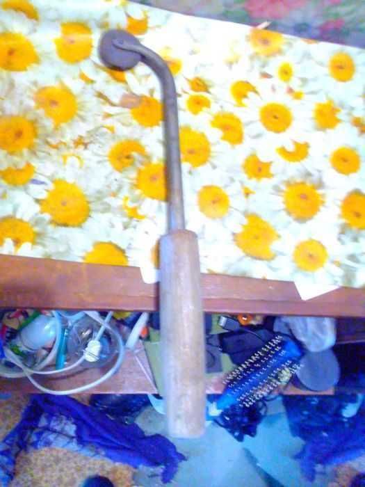 металеве колесико з дерев'яною ручкою для ручних господарських робіт