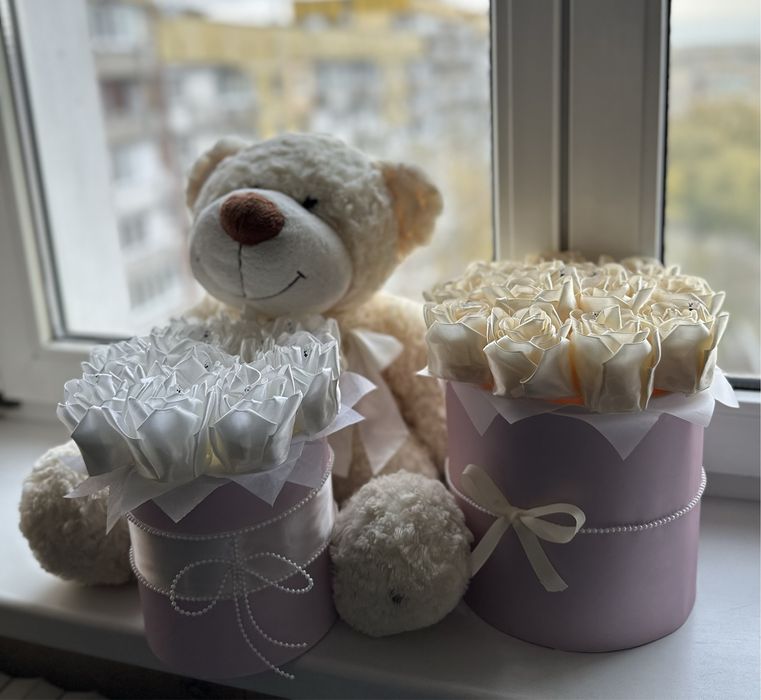 Букет з атласної стрічки в коробці, букет с атласной ленты